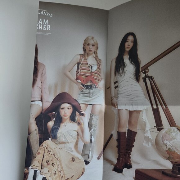 💎 DREAMCATCHER Dreamlantis K-Pop MD Set (4 Pc: Poster, Bracelet, Stamp, Tag) - Picture 13 of 16